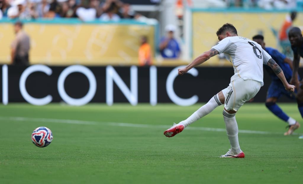 赛季半程结束＋阿森纳「半程冠军」 阿森纳最近主场以大比分击败维拉，确保了英超半程领先位置，目前领先曼城4分稳坐榜首。这意味着他们半程累积积分最高，是冠军热候选之一。